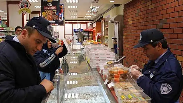Beyşehir'de kuruyemişçiler denetlendi