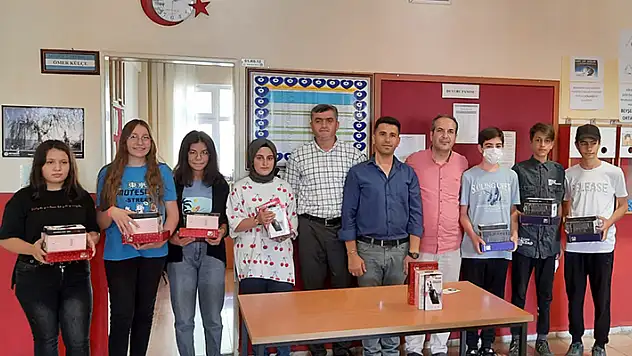 Beyşehir'de mahalle muhtarı maaşıyla fen lisesini kazanan öğrencileri ödüllendirdi
