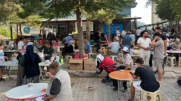 Beyşehir'de mahalle sakinlerine tuzlu aşure ikram edildi