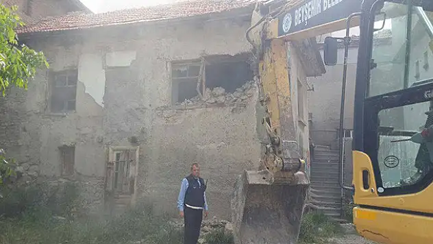 Beyşehir'de metruk binalar yıkılıyor