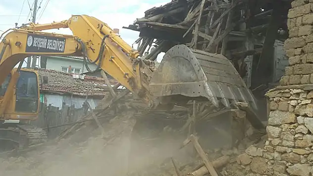 Beyşehir'de metruk binalar yıkılıyor