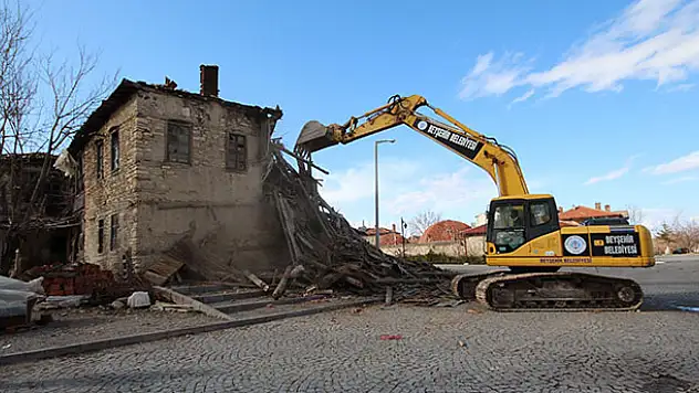 Beyşehir'de metruk binaların yıkımı gerçekleştiriliyor