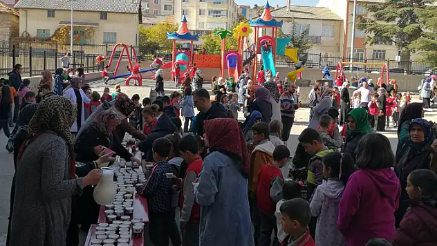 Beyşehir'de öğrenci ve velilere sıcak süt dağıtıldı
