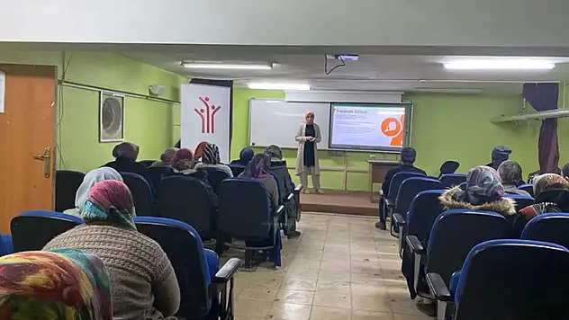 Beyşehir'de öğrenci ve velilere teknoloji bağımlılığıyla mücadele anlatıldı
