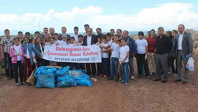 Beyşehir'de Öğrenciler Sahil Temizliği Yapıp Atık Çöpleri Topladı