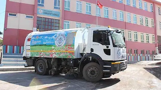 Beyşehir'de Okul Bahçelerinde Temizlik Çalışmaları Devam Ediyor