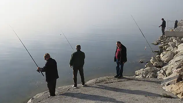 Beyşehir'de olta avcıları, avlanamamaktan yakınıyor