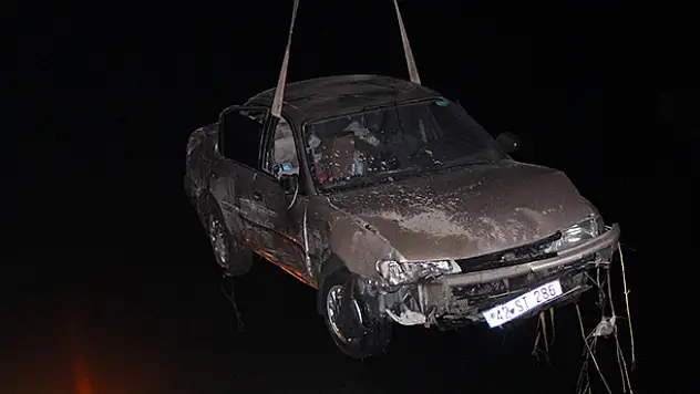 Beyşehir'de otomobil dereye düştü : 2 yaralı