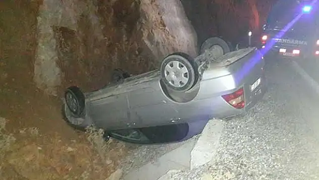 Beyşehir'de otomobil devrildi