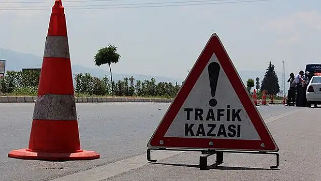 Beyşehir'de otomobil devrildi: 2 yaralı