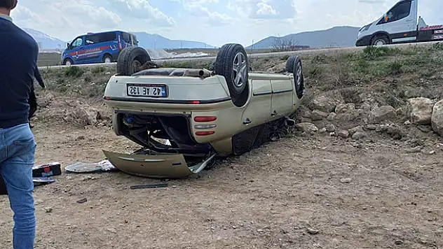 Beyşehir'de otomobil devrildi: 2 yaralı
