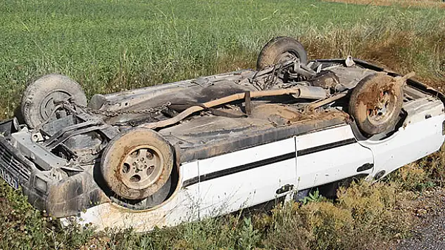 Beyşehir'de otomobil şarampole takla attı: 3 yaralı
