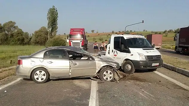 Beyşehir'de otomobil takla attı : 3 yaralı
