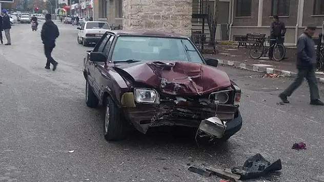 Beyşehir'de otomobille motosiklet çarpıştı: 1 yaralı