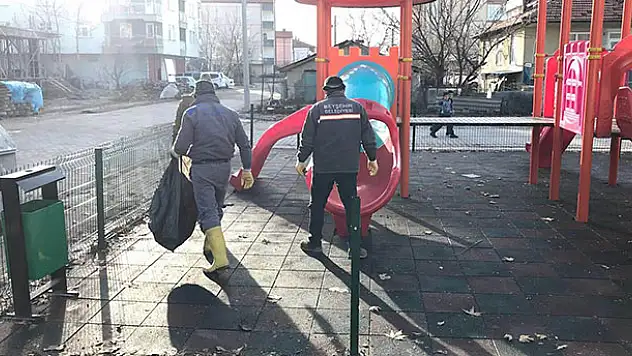 Beyşehir'de parklarda temizlik çalışmaları sürüyor