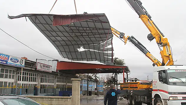 Beyşehir'de rüzgardan uçan çatı, başka bir iş yerinin çatısına düştü
