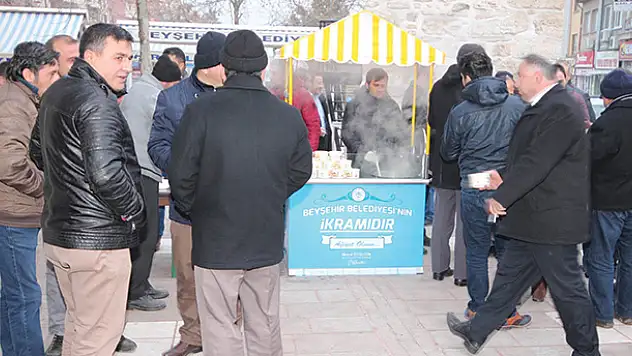 Beyşehir'de sabah namazı çıkışı cemaate sıcak çorba