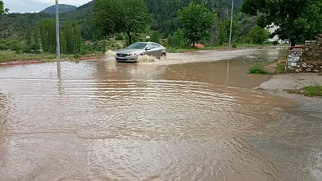 Beyşehir'de sağanak sele neden oldu, karayolu ulaşıma kapandı

