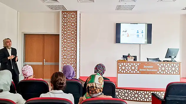 Beyşehir'de sağlık çalışanlarına maymun çiçeği virüsü anlatıldı
