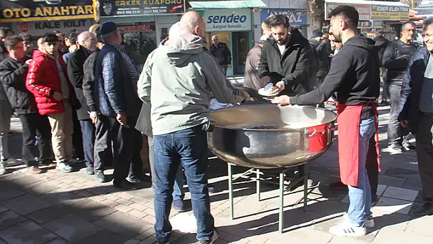Beyşehir'de şehitler için helva dağıtıldı
