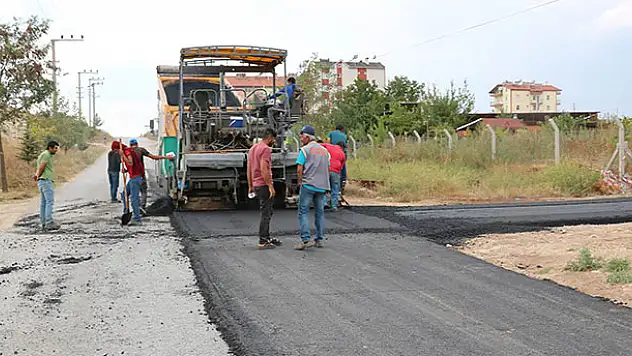Beyşehir'de sıcak asfalt çalışmaları sürüyor