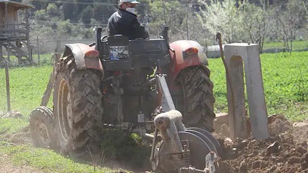 Beyşehir'de sokağa çıkma yasağından muaf olan çiftçiler mesaide