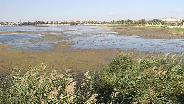 Beyşehir'de su seviyesinin düştüğü gölde regülatör kapakları kapatıldı