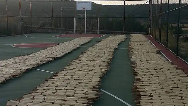 Beyşehir'de tarhana spor sahalarında kurutuluyor
