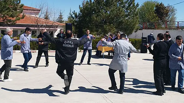 Beyşehir'de taşeron işçiler kadro sevincini kaşık oyunuyla kutladılar
