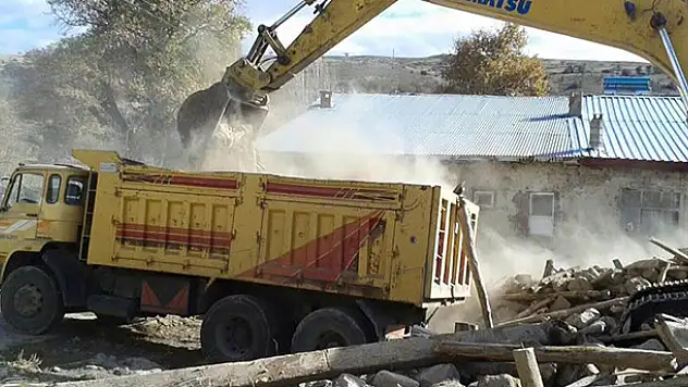 Beyşehir'de Tehlike Yaratan Metruk Binalar Yıkılıyor