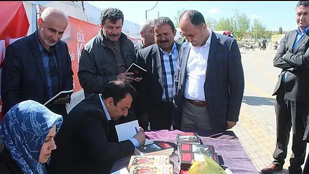 Beyşehir'de toplu kitap okuma etkinliği
