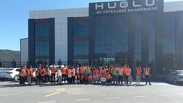 Beyşehir'de üniversite öğrencileri hem çevre temizliği yaptı, hem kaynaştı

