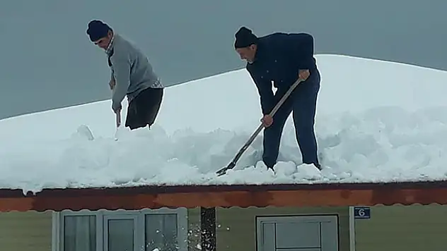 Beyşehir'de vatandaşlar çatılara çıkarak kar küremeye başladı