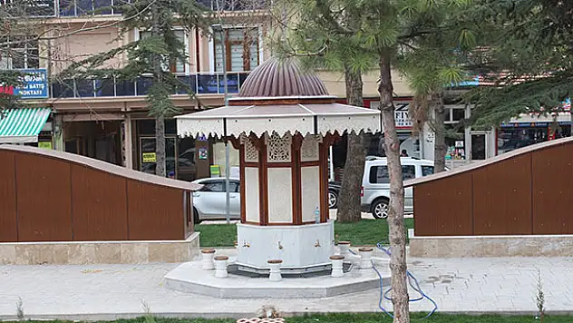 Beyşehir'de yenilenen şadırvan meydanı göz kamaştırıyor