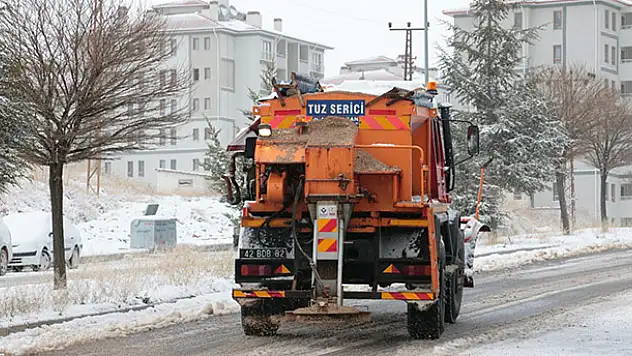 Beyşehir'de yollarda tuzlama çalışmaları