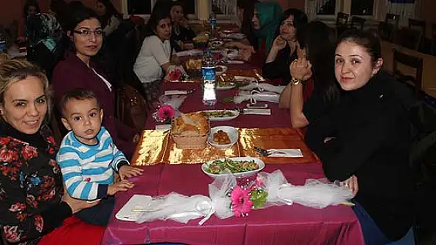 Beyşehir'e yeni atanan öğretmenler, çiçeklerle karşılandı