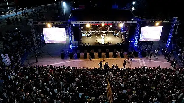 Beyşehir Göl Festivali'nde Yonca Lodi coşkusu