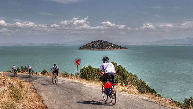 Beyşehir Gölü etrafında pedal çevirecek
