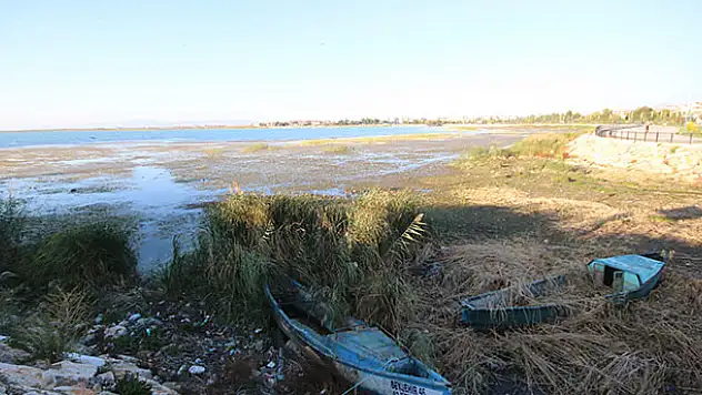 Beyşehir Gölü kıyılarında sular çekiliyor