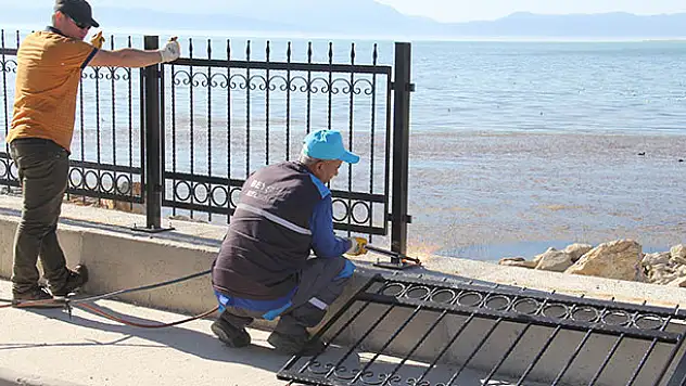 Beyşehir Gölü kıyısındaki korkuluklar kaldırılyor