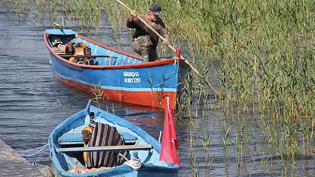 Beyşehir Gölü'nde av yasağının sona ermesiyle ağlar göl sularıyla buluştu