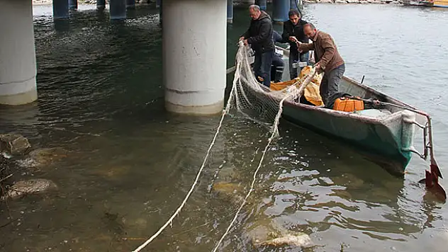 Beyşehir Gölü'nde avcılardan balık kaçağına ağlı önlem