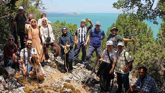 Beyşehir Gölü'nde balıkçı kayıklarıyla ulaşılan adada doğa yürüyüşü keyfi
