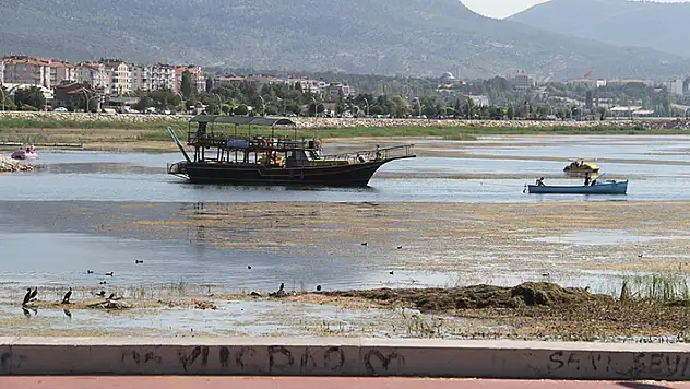 Beyşehir Gölü'nde çamura saplanan gezinti yatı, balıkçı kayığıyla yüzdürüldü