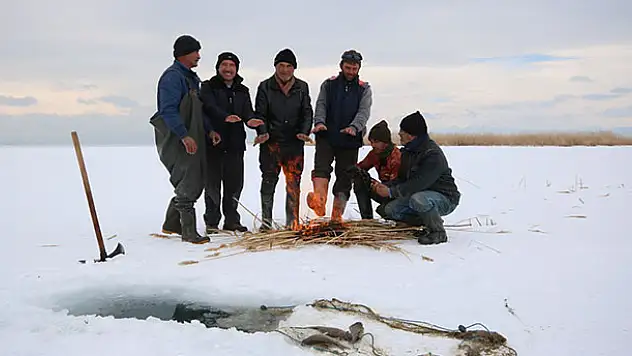 Beyşehir Gölü'nde 'Eskimo usulü' balık avı