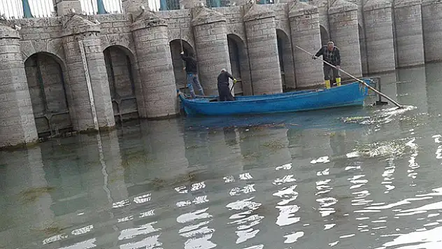 Beyşehir Gölü'nde kayıklarla temizlik