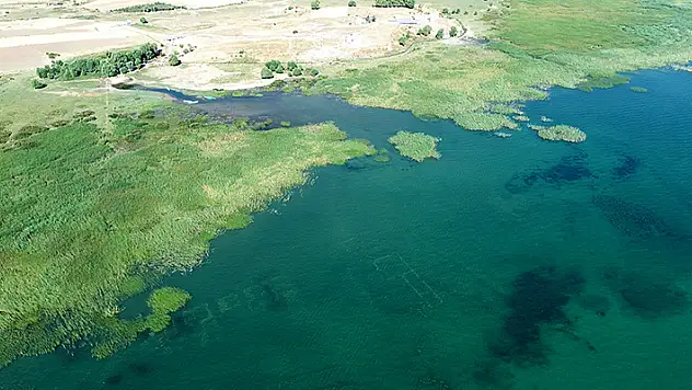 Beyşehir Gölü'nde keşfedilen tarihi yapılar su altı arkeologları tarafından inceleniyor