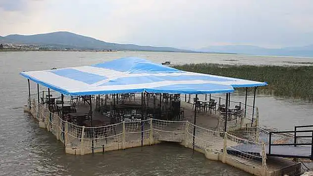 Beyşehir Gölü'nde yüzer kafe