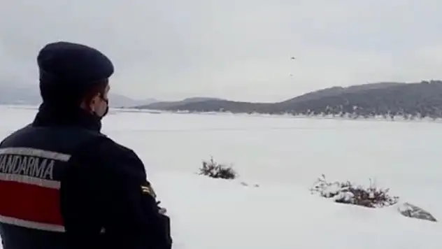 Beyşehir Gölü'ndeki adada mahsur kalan besicilere ihtiyaçları drone ile ulaştırıldı
