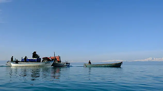 Beyşehir Gölü'ndeki Çeçen Adası'nda ekim mesaisi